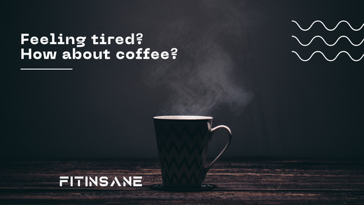 Karanlık arka planda dumanı tüten kahve kupası – Fitinsane yazısı ve “Feeling tired? How about coffee?” mesajıyla enerji veren motivasyon görseli