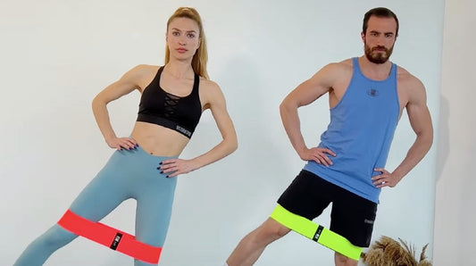 Kadın ve erkek direnç bandı ile standing leg raise egzersizi yapıyor | Man and woman performing standing resistance band leg raise exercise.