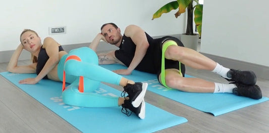 Lying clamshell with resistance bands on mats – glute activation | Direnç bandı ile lying clamshell egzersizi – kalça aktivasyonu | Fitinsane