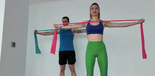 Two athletes performing RB Chest Opener with resistance bands – posture & shoulder mobility exercise | Direnç bandı ile RB Chest Opener yapan iki sporcu – duruş ve omuz mobilitesi egzersizi | Fitinsane