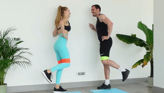 Two athletes performing RB Standing Cross Kickback with resistance bands – glute activation exercise | Direnç bandı ile RB Standing Cross Kickback yapan iki sporcu – kalça aktivasyonu egzersizi | Fitinsane